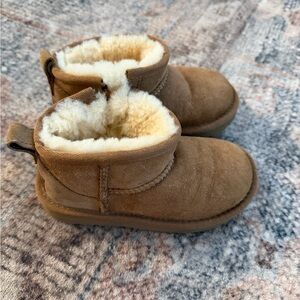 Toddler size 9 UGG ultra mini chestnut Boots with Cozy Lining